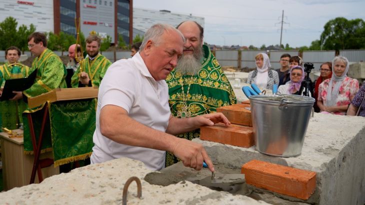 Основатель «Термодома» принял участие в закладке храма в Спутнике